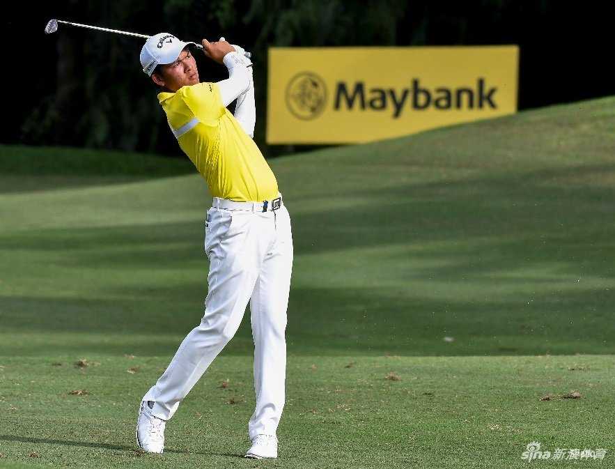 球员在沙坑中处理困难球位，沙砾飞溅，考验着其精湛的救球技巧与心理素质。