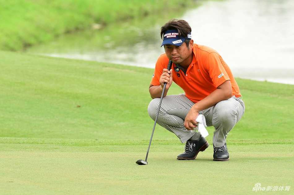 颁奖典礼上，冠军举起奖杯的辉煌时刻，所有汗水与努力在此刻化为荣耀。