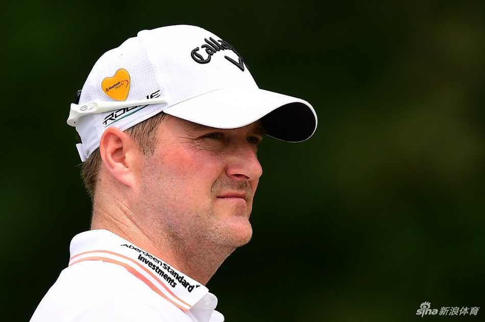 李昊桐在比赛中专注推杆，尽管本次征程遗憾止步，但其拼搏精神依旧值得肯定。