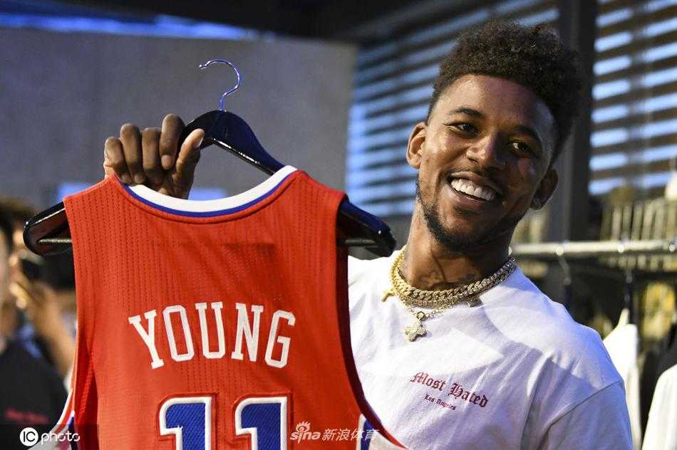 尼克杨身披湖人战袍时的赛场英姿那时的他是科比身边最值得信赖的冷血射手也是球迷心中永远的单打王