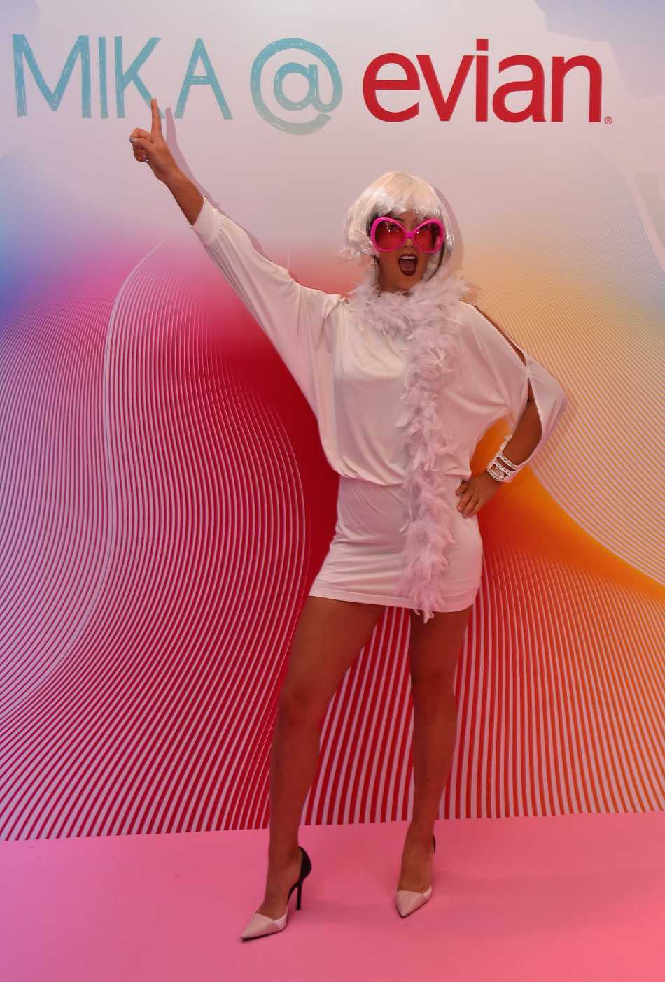 魏圣美化身派对女王，在绚烂灯光下尽情舞动，仿佛能点燃整个晚宴气氛