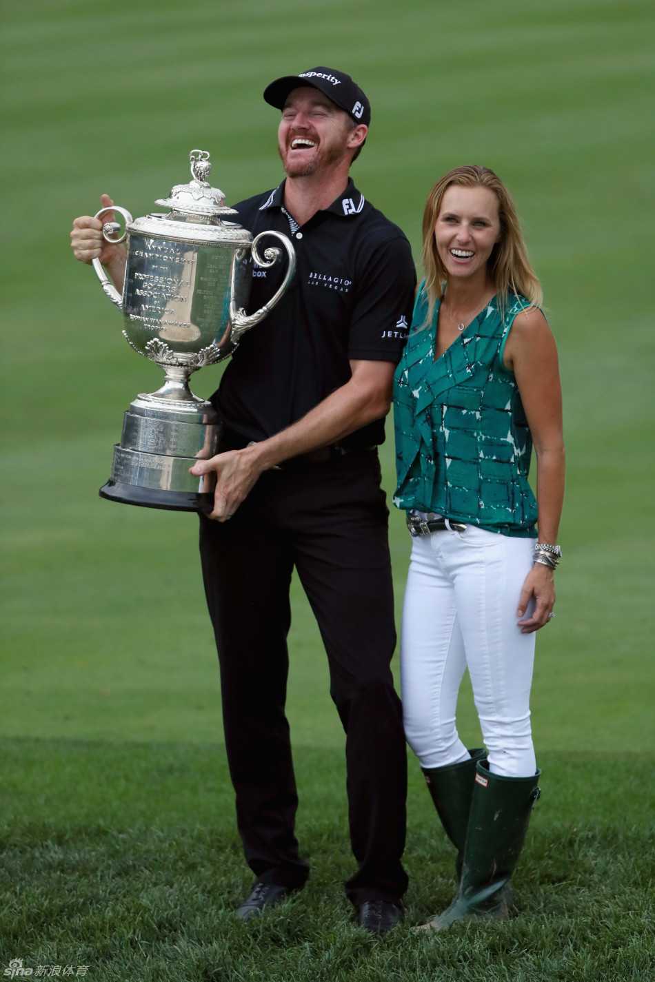 吉米·沃克尔在第十八洞果岭推入决定性的一杆，目光如炬，全神贯注于决定冠军归属的推击。