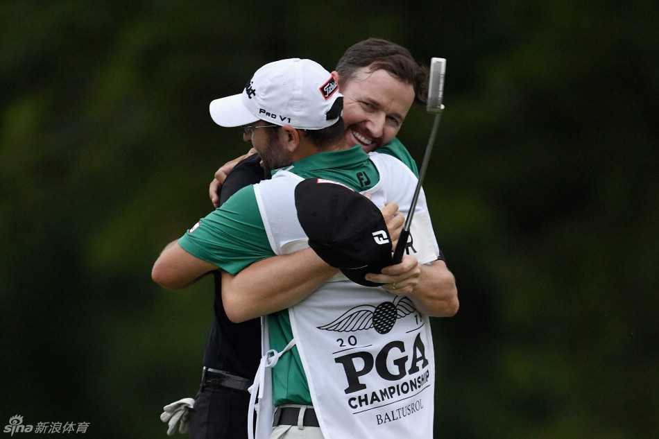 沃克尔在第十洞沙坑中精彩切球入洞后，情不自禁地振臂高呼，释放压力与喜悦。