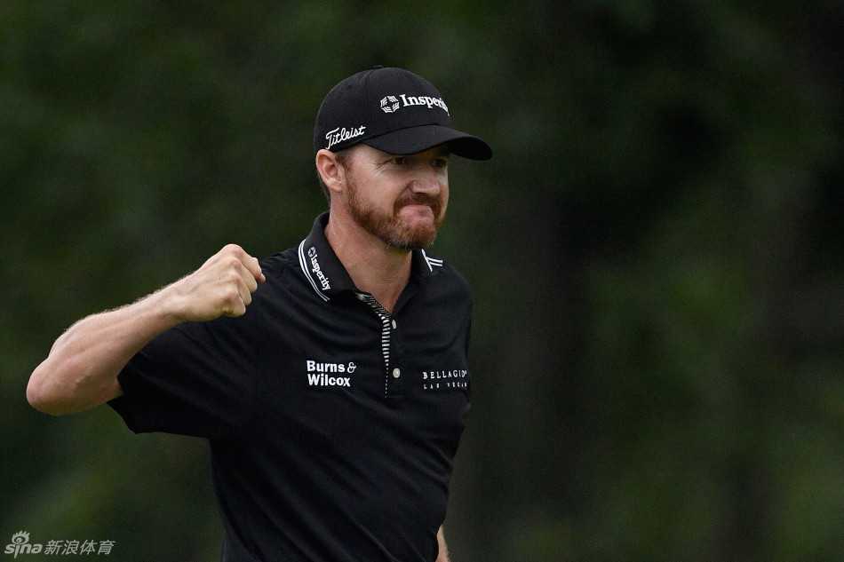 沃克尔与忠实搭档——球童紧紧拥抱，感谢他在漫长艰难比赛中的鼎力支持与默契配合。