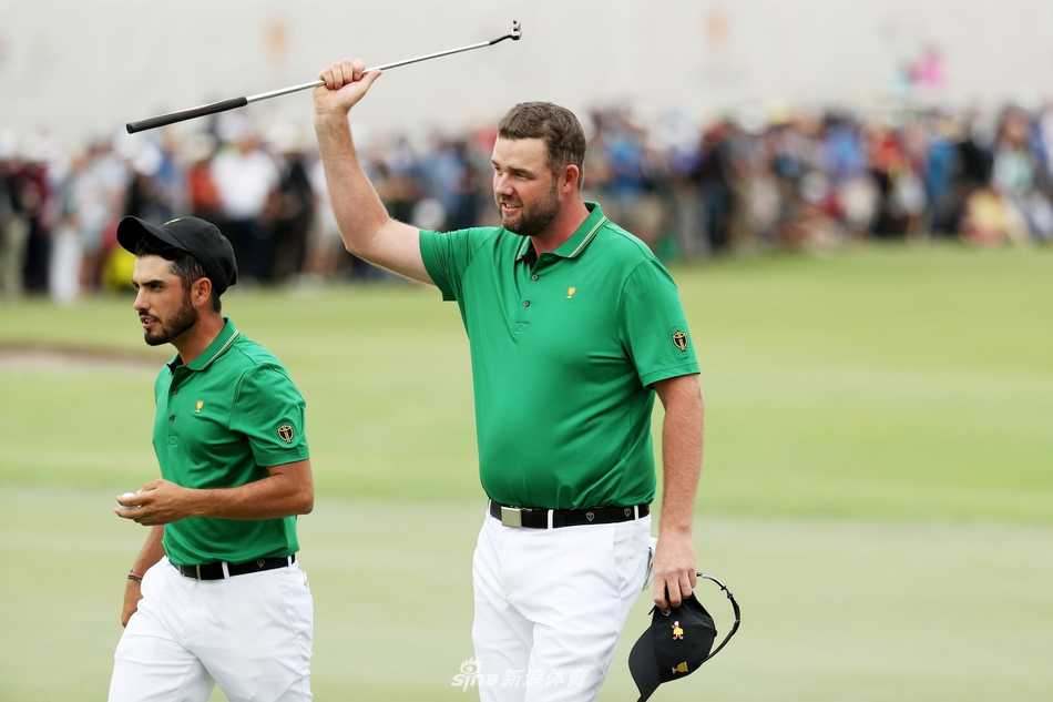 国际队组合利什曼与安瑟在球道上并肩行走，商讨下一杆策略，配合默契