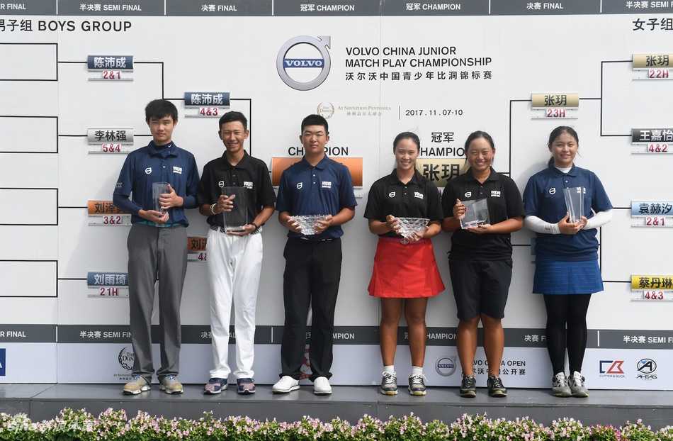 张玥优雅挥杆瞬间，白色运动衫在绿茵场上划出优美弧线，专注的眼神仿佛已锁定球的落点