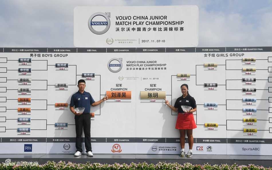 刘泽昊在果岭边专注推杆，阳光将他坚定的身影拉长，手中的推杆仿佛承载着整个青春的梦想