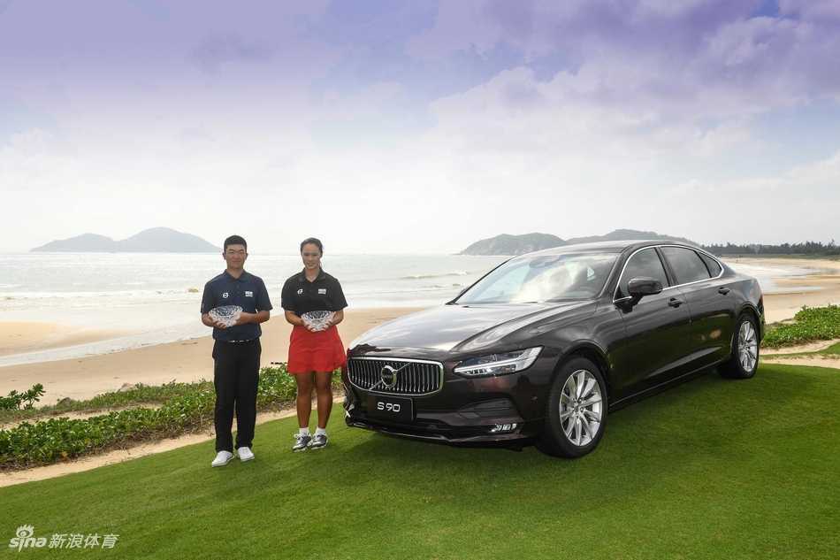 颁奖嘉宾与获奖球员齐聚一堂，红色背景板前洋溢着胜利的喜悦与温暖的祝福