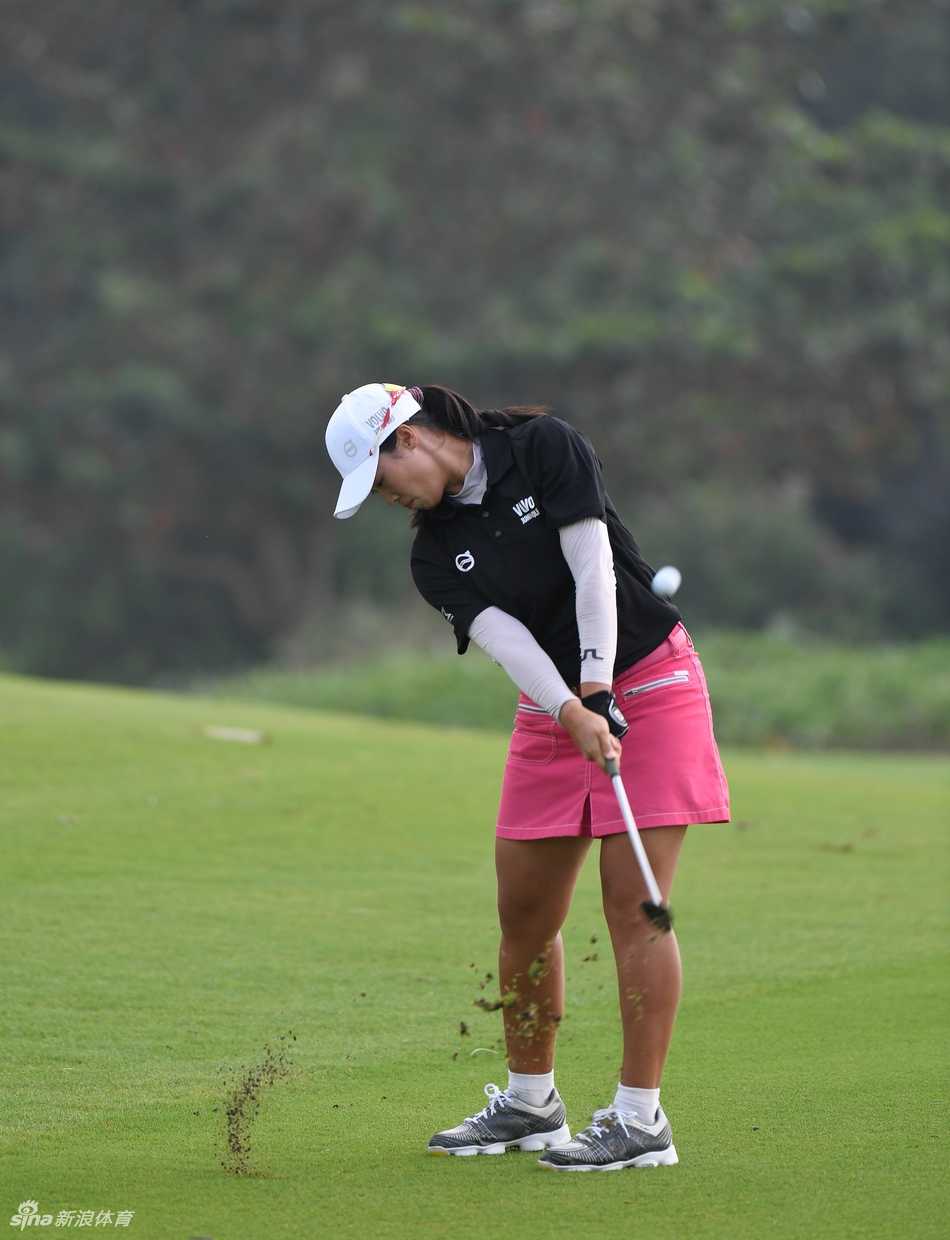 刘泽昊从颁奖嘉宾手中接过资格证书，两代高尔夫人的手在此刻完成历史性交接