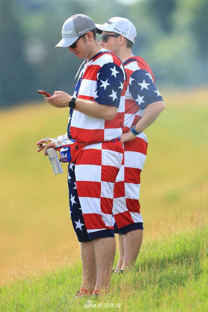 球迷们聚集在果岭后的山坡上，或坐或站，神情专注地观看比赛，构成高尔夫赛事独特的风景线