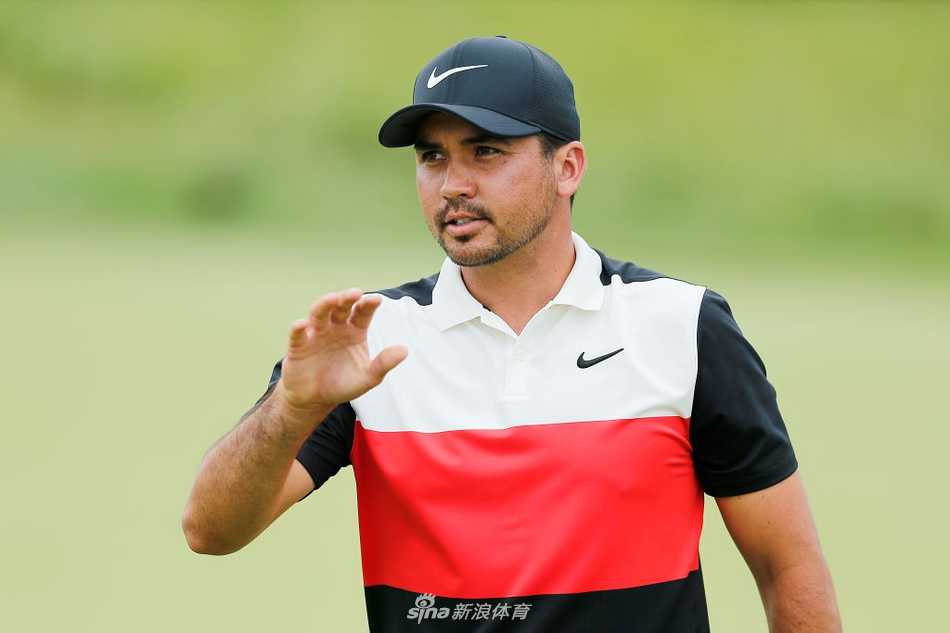 夕阳下的球场会所与练习果岭，光线柔和，一名球员仍在进行推杆练习，为次日比赛做准备