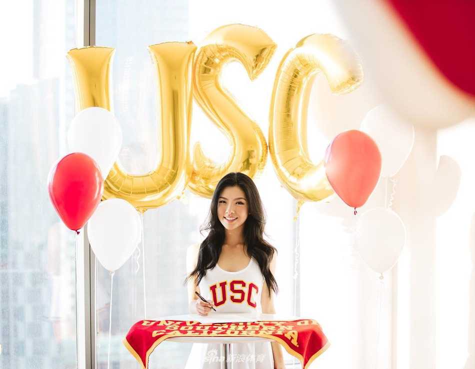 何沐妮面露灿烂笑容手持推杆，洋溢着自信与活力