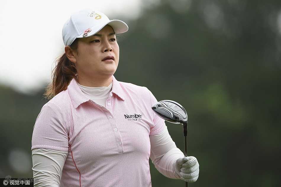 石昱婷正在开球，身姿挺拔动作流畅，白色球杆在空中划出一道有力的弧线