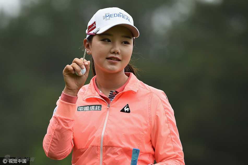 石昱婷面露灿烂笑容，似乎刚完成一记好球，阳光洒在她身上充满正能量