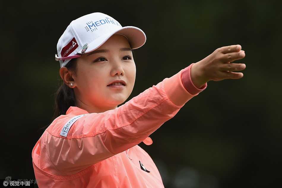 石昱婷完成击球后，目光追随小白球飞向远方，眼神中充满期待与专注