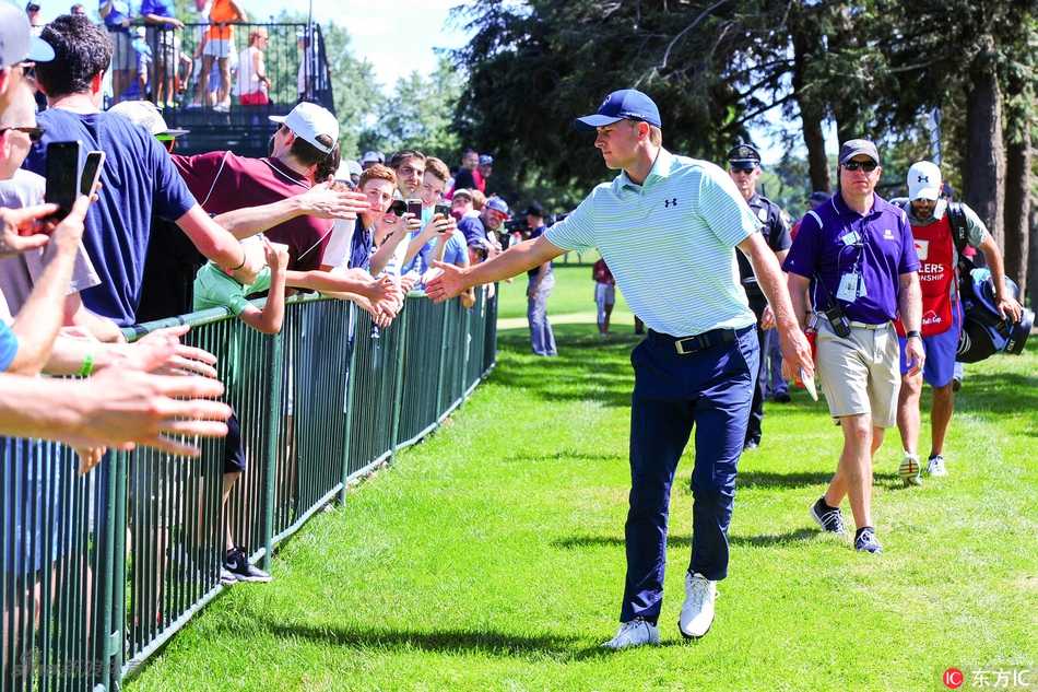 乔丹·斯皮思在决赛轮聚精会神地观察果岭线路，眼神中充满了对胜利的渴望