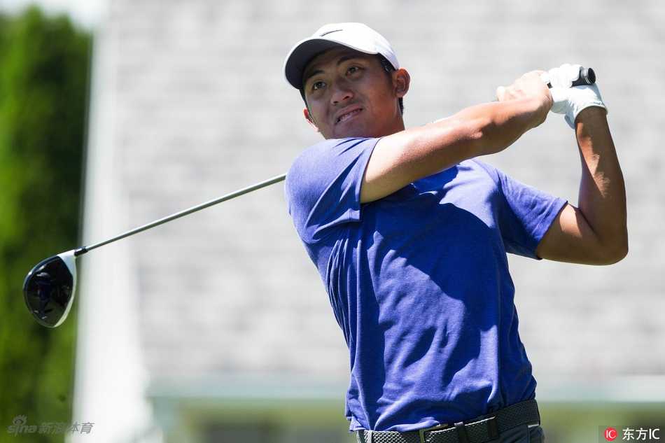 加洞赛中，斯皮思在沙坑中凝视球位，正在酝酿那记载入史册的神奇切球