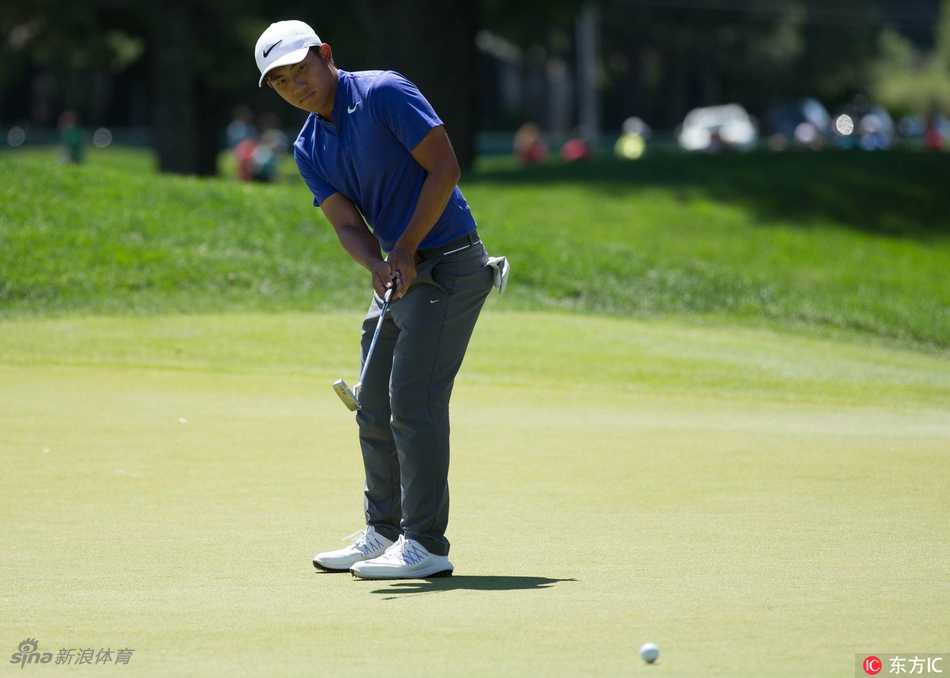 潘政琮在果岭上仔细研判推杆线路，他当日的28推堪称推杆教科书