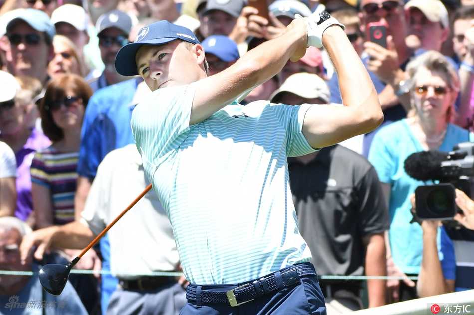 斯皮思在比赛中补充水分和能量，职业运动员的赛场后勤保障同样至关重要