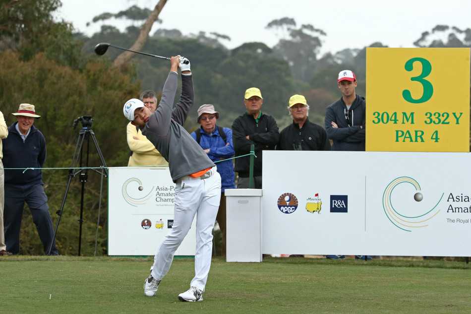 关天朗在沙坑处冷静救球，沙粒飞扬的瞬间凝固了他将困难局面化解为转机的精湛技巧