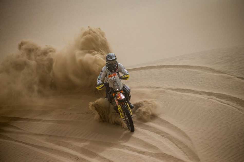 两辆赛车在无人机俯瞰视角下于沙脊上并行角逐，在辽阔的金色画布上勾勒出充满动感的竞速曲线。