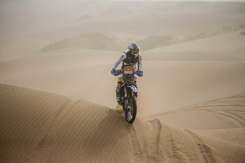 赛车在连绵起伏的沙丘间穿梭，宛如在金色波浪中航行，展示了车手面对复杂地形的精准路线选择。