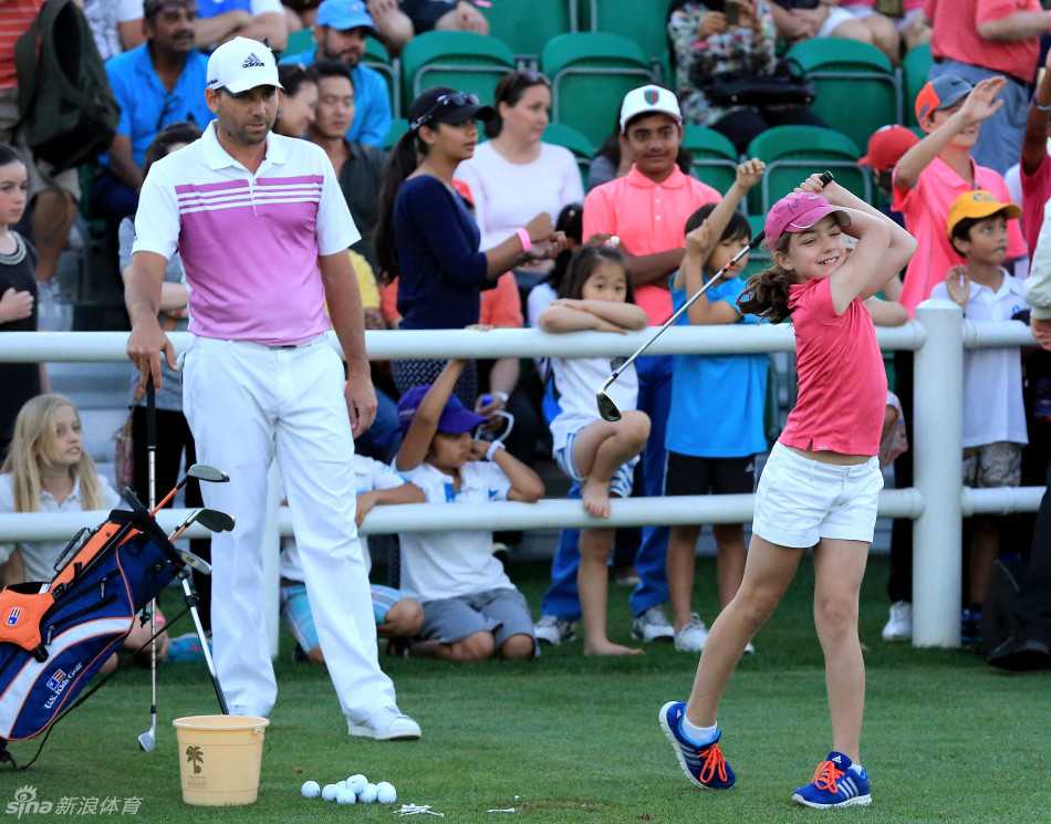 夕阳为背景，凯梅尔在球道上全神贯注准备击球，身姿挺拔如雕塑，尽显顶尖球手的专注与力量。