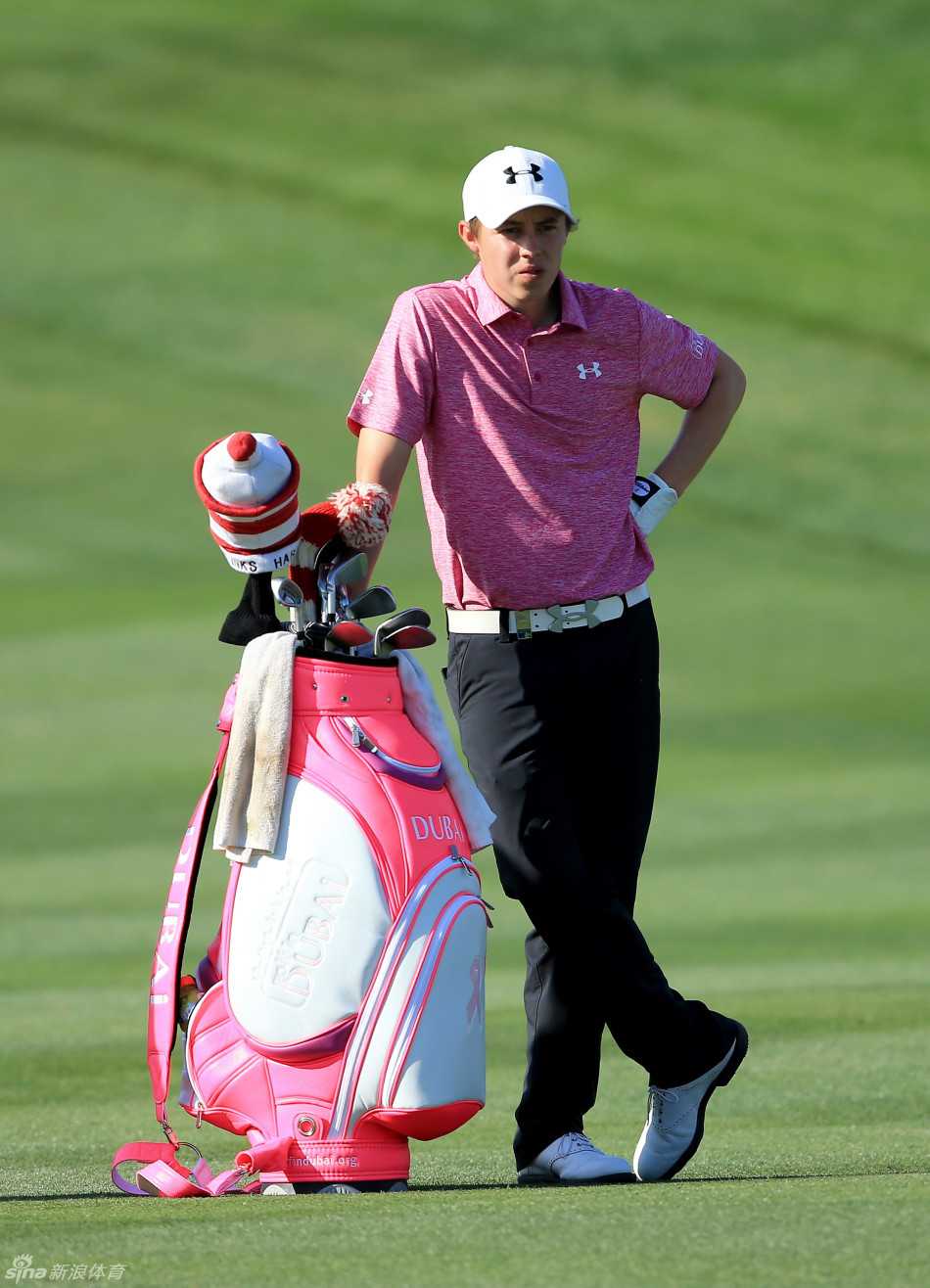 麦克罗伊在完美修整的球道上优雅挥杆，动作流畅充满力量，身后是迪拜标志性的现代都市天际线。