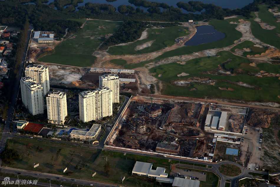 晨曦洒落在奥林匹克高尔夫球场宽阔的绿茵球道上，远处湛蓝的大海与天空连成一片，静谧的湖泊倒映着晨光，宛如一幅天然的油画