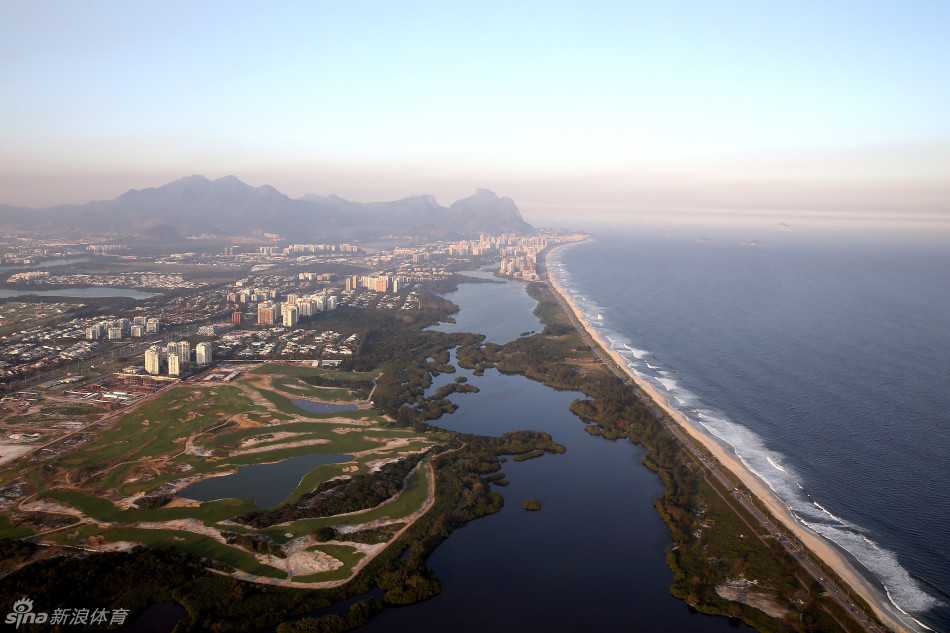 大型机械正在精心塑造球道的地形，工人们在沙坑旁细致作业，展现出现代工程力量与自然景观塑造的完美结合