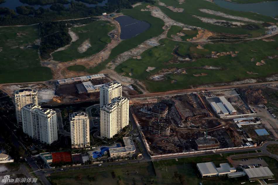 施工人员正聚精会神地进行测量与定位，他们的身影与宏伟的球场基础共同构成了建设乐章中最坚实的音符