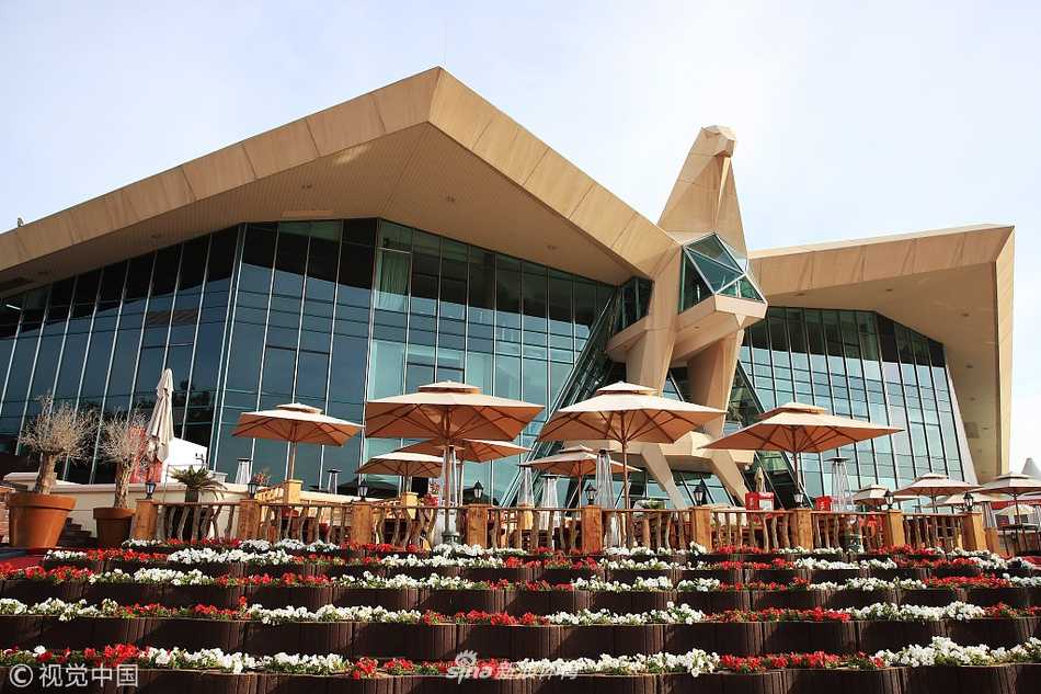 李-韦斯特伍德与担任其球童的女友海伦并肩而立，两人目光默契交汇，展现出赛场内外的独特 partnership