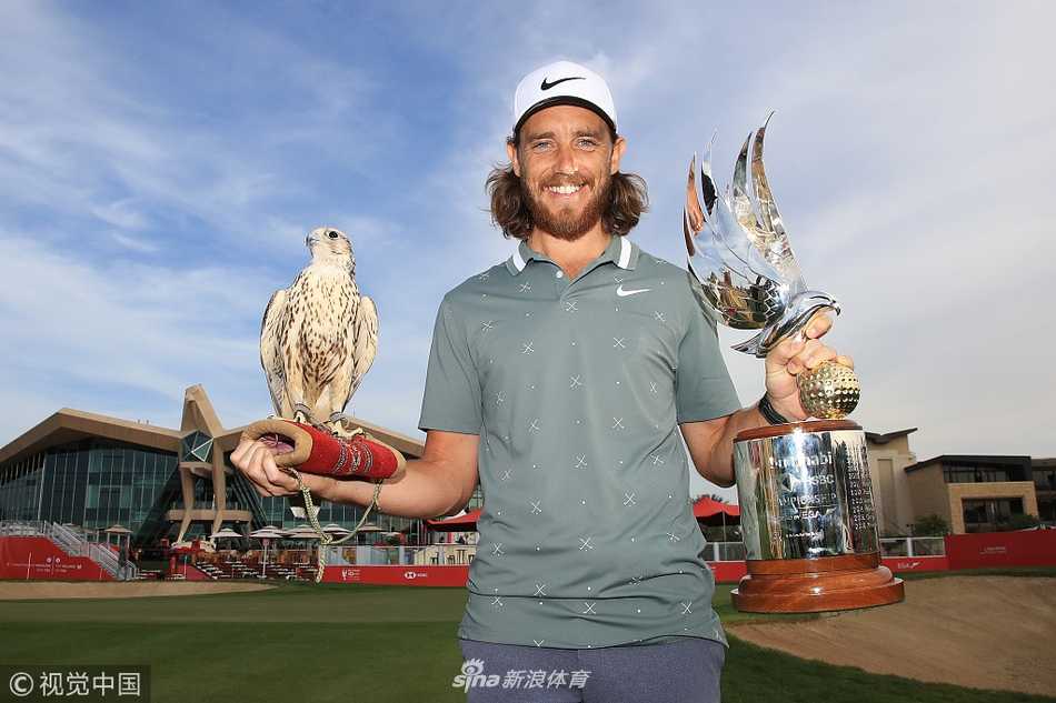 F1冠军塞巴斯蒂安·瓦特尔跨界现身，手持推杆在果岭上认真练习，展现不同运动领域顶尖选手的风采