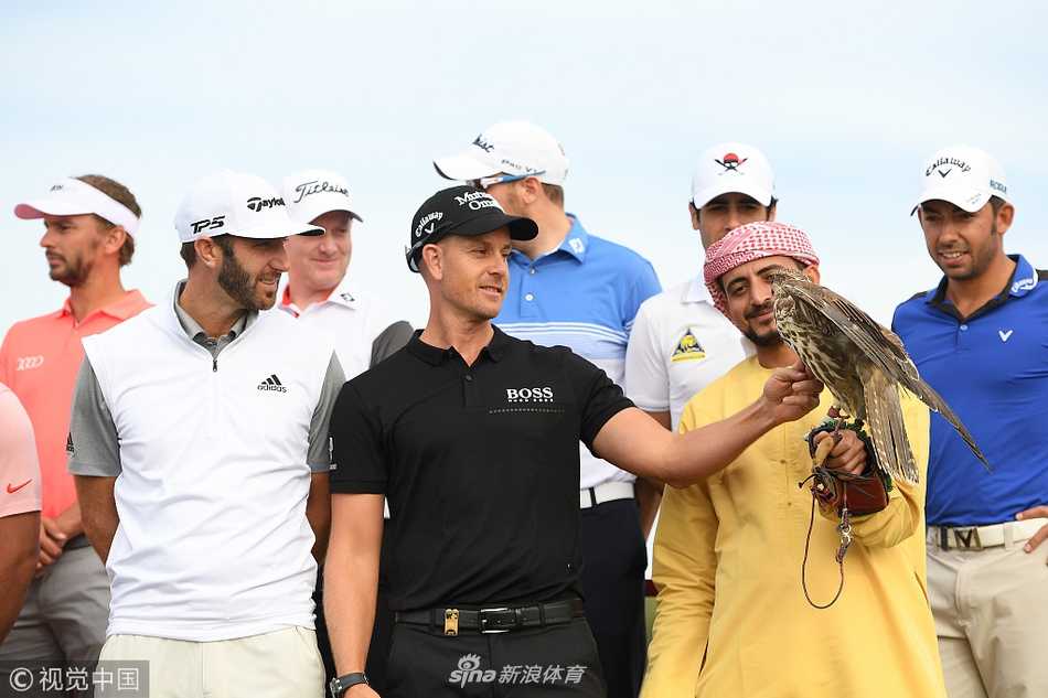 布鲁克斯·科普卡在练习场全神贯注挥杆，肌肉线条展现力量，白色小球在蓝天下划出清晰轨迹