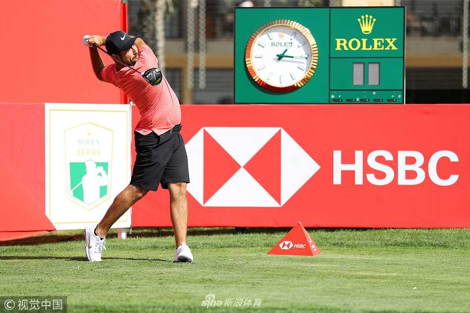 夕阳西下，球员孤独身影行走在宽阔球道上，拉出长长影子，渲染出大战前夕的静谧与壮美