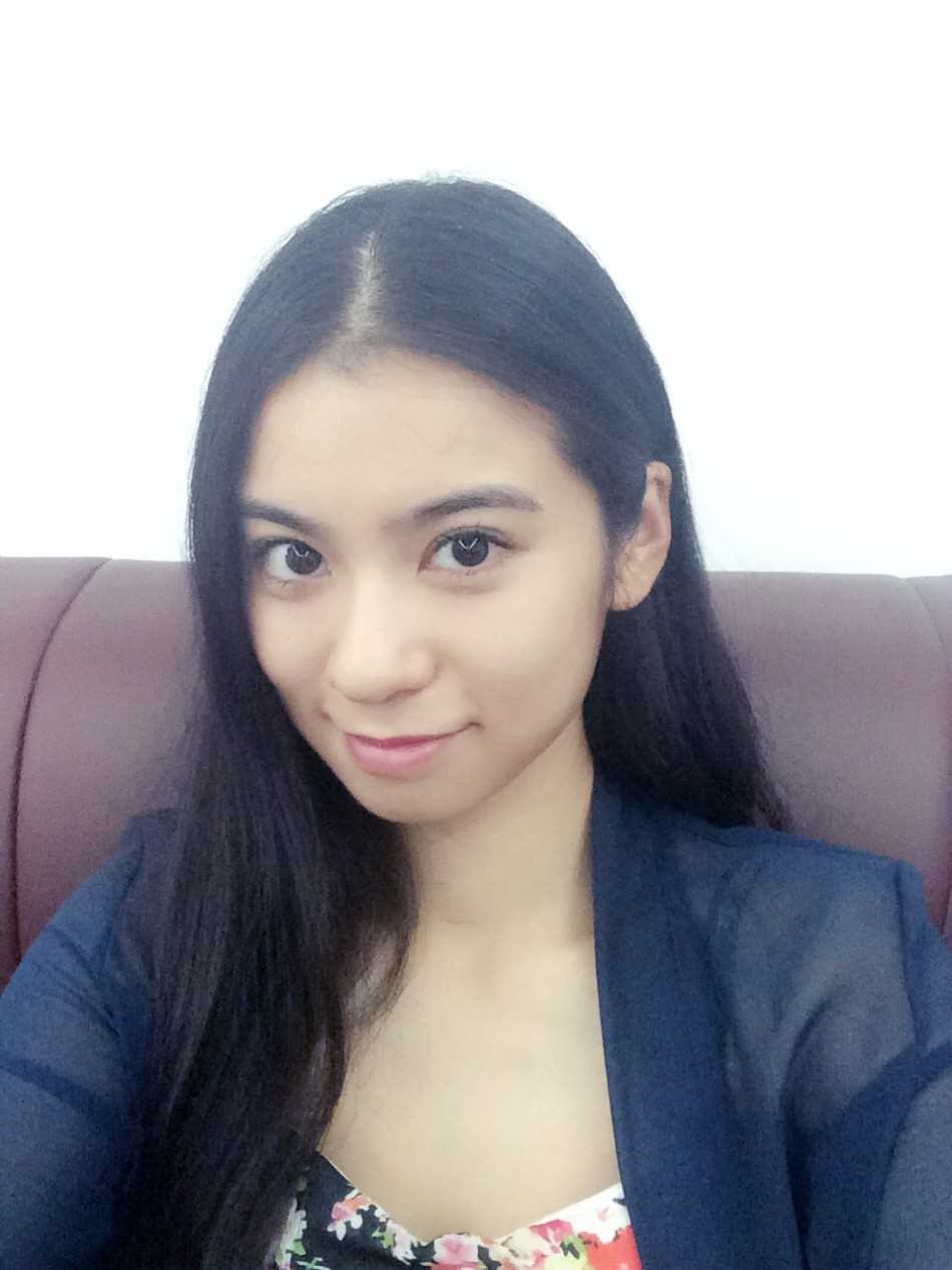 叶允嘉侧身站立，目光专注地望向前方球道，手中球杆轻触地面，仿佛在构思完美的击球线路