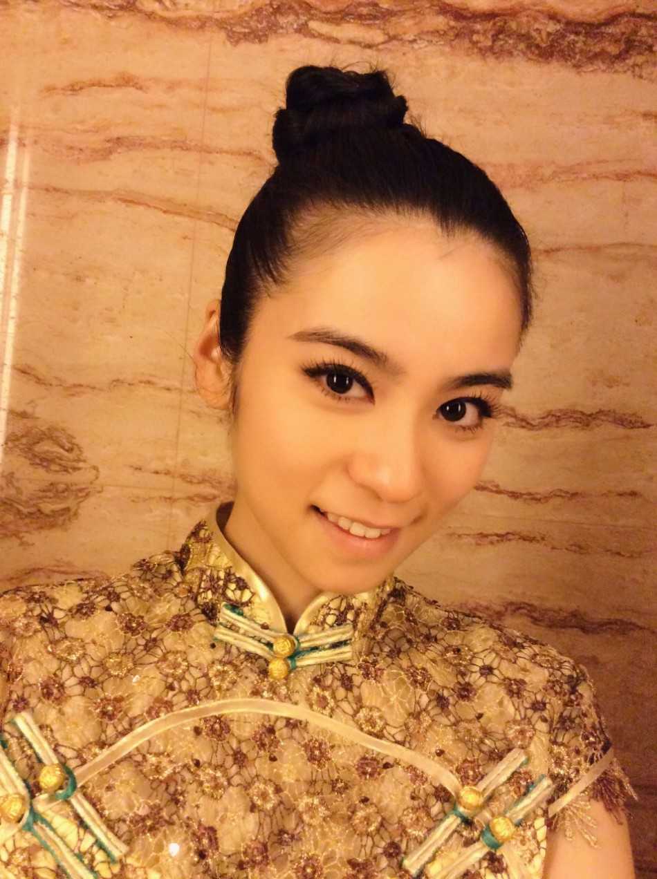 叶允嘉完成挥杆后优雅收杆，身体线条舒展如弓，面带微笑遥望空中划出弧线的小白球