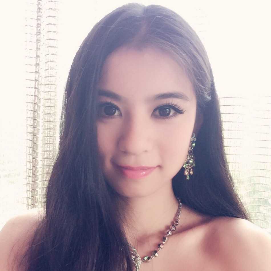 叶允嘉迎风而立，发丝轻扬，手持球杆的姿态从容不迫，展现运动女性力量与柔美兼具的独特魅力