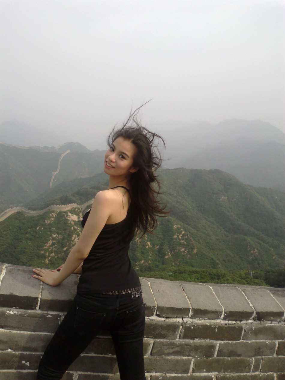 叶允嘉面带温暖笑容，手持高尔夫球，展现出赛场之外亲切自然、充满亲和力的个人风采