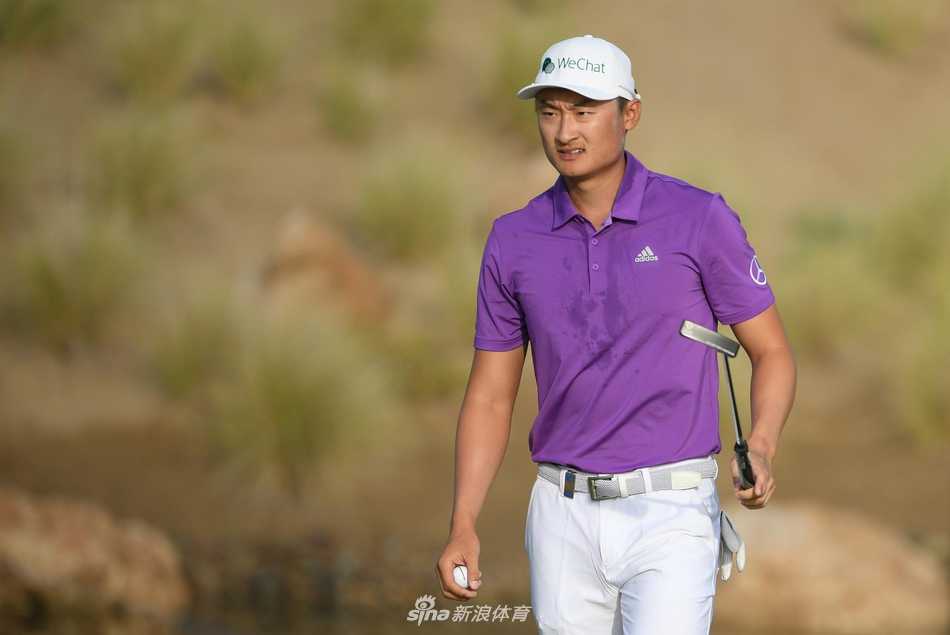 达斯汀-约翰逊在沙特国际赛第二轮比赛中优雅挥杆，目光专注地望向球道远方。