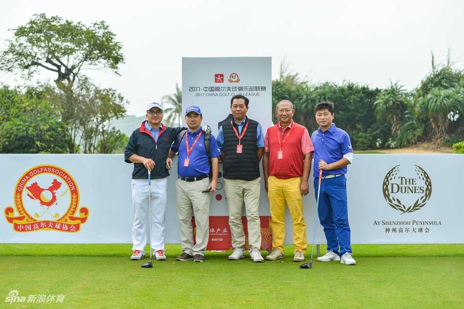 总决赛首轮清晨开杆，球员在神州半岛球场第一洞发球台凝神准备，晨光勾勒出专注的剪影。