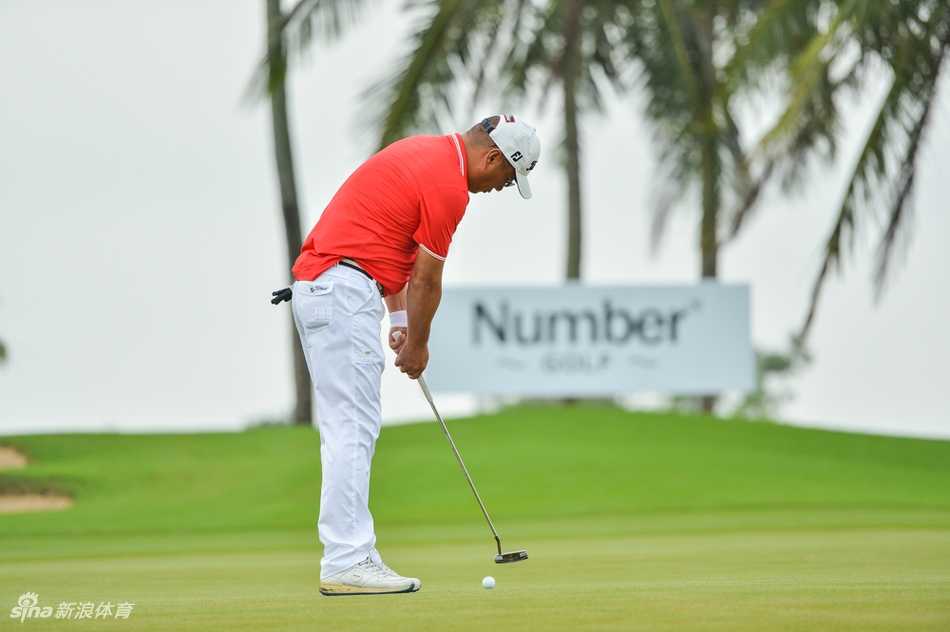 比赛间隙，球员与队友轻松交流，面露笑容，享受着高手对决与友谊共存的竞技氛围。