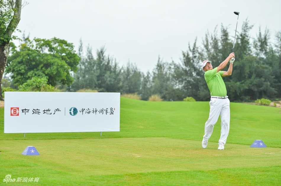 总决赛赛场大景，绿茵、沙坑、水域与远山层层叠叠，尽显神州半岛球场独特而壮丽的自然风貌。