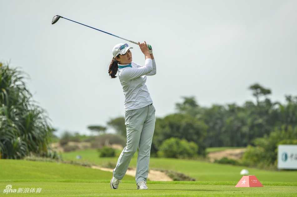 果岭上，球员俯身细致查看推杆线路，阳光洒在修剪整齐的草皮上，成败尽在这冷静一击之间。