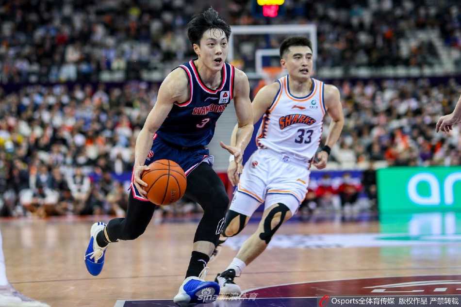 终场哨响后，广东队球员们围聚在场地中央振臂高呼庆祝这场来之不易的客场胜利，而他们身后是上海队球员王哲林落寞走向球员通道的背影，一冷一热形成鲜明对比。