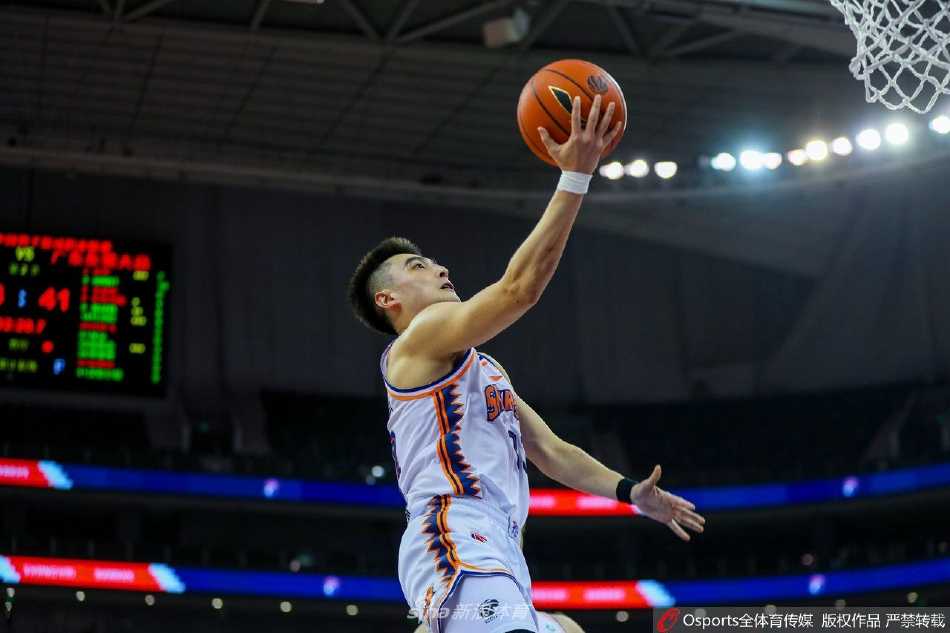 上海队外援布莱德索持球强行突破，他压低重心，肌肉线条紧绷，犹如一辆重型坦克冲向广东队的防线，汉密尔顿高举双臂严阵以待，两人即将发生剧烈碰撞。