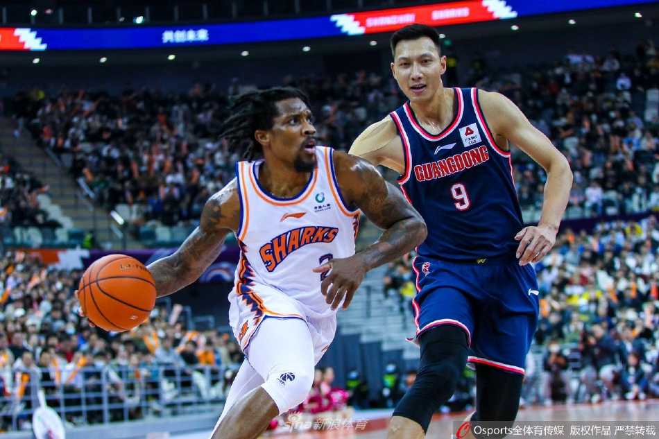 上海队主教练李春江在场边焦急地指挥作战，他双眉紧锁，右手做出战术手势大声呼喊，眼神中既有对弟子失误的严厉，也透露着对比赛局势失控的不甘。