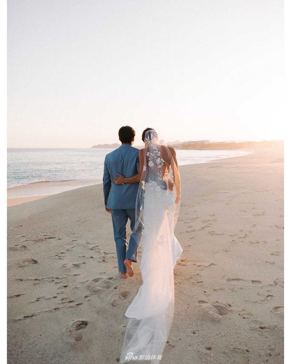 婚礼仪式上，福勒与斯托克双手紧握，面向彼此宣誓，远处是湛蓝无际的大海与天空，整个画面充满了神圣而宁静的承诺感