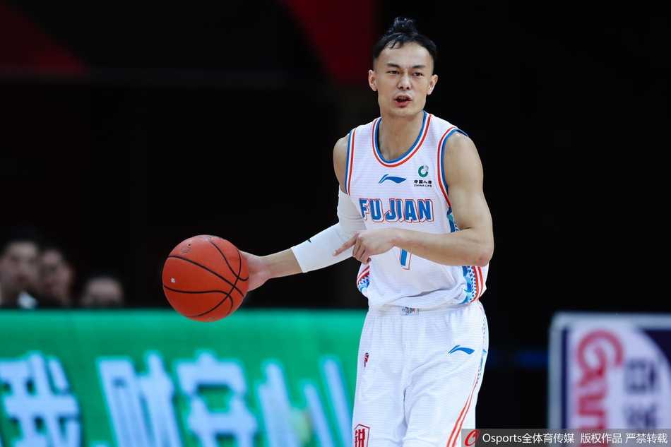 北控外援约瑟夫-杨面对福建队的贴身紧防强行突破，他奋力争先的身影背后，是北控队末节崩盘前的最后倔强。