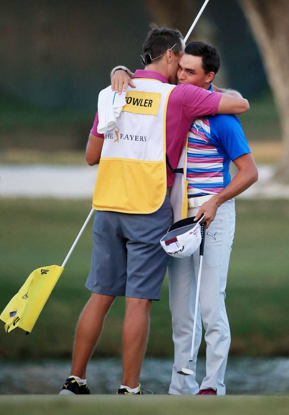 福勒与女友亚历克西斯在果岭旁紧紧相拥，喜悦之情溢于言表